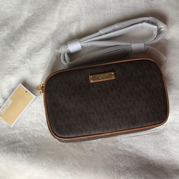 MICHAEL Michael Kors Handbags - NWT. Michael Kors Jet Set Crossbody Bag